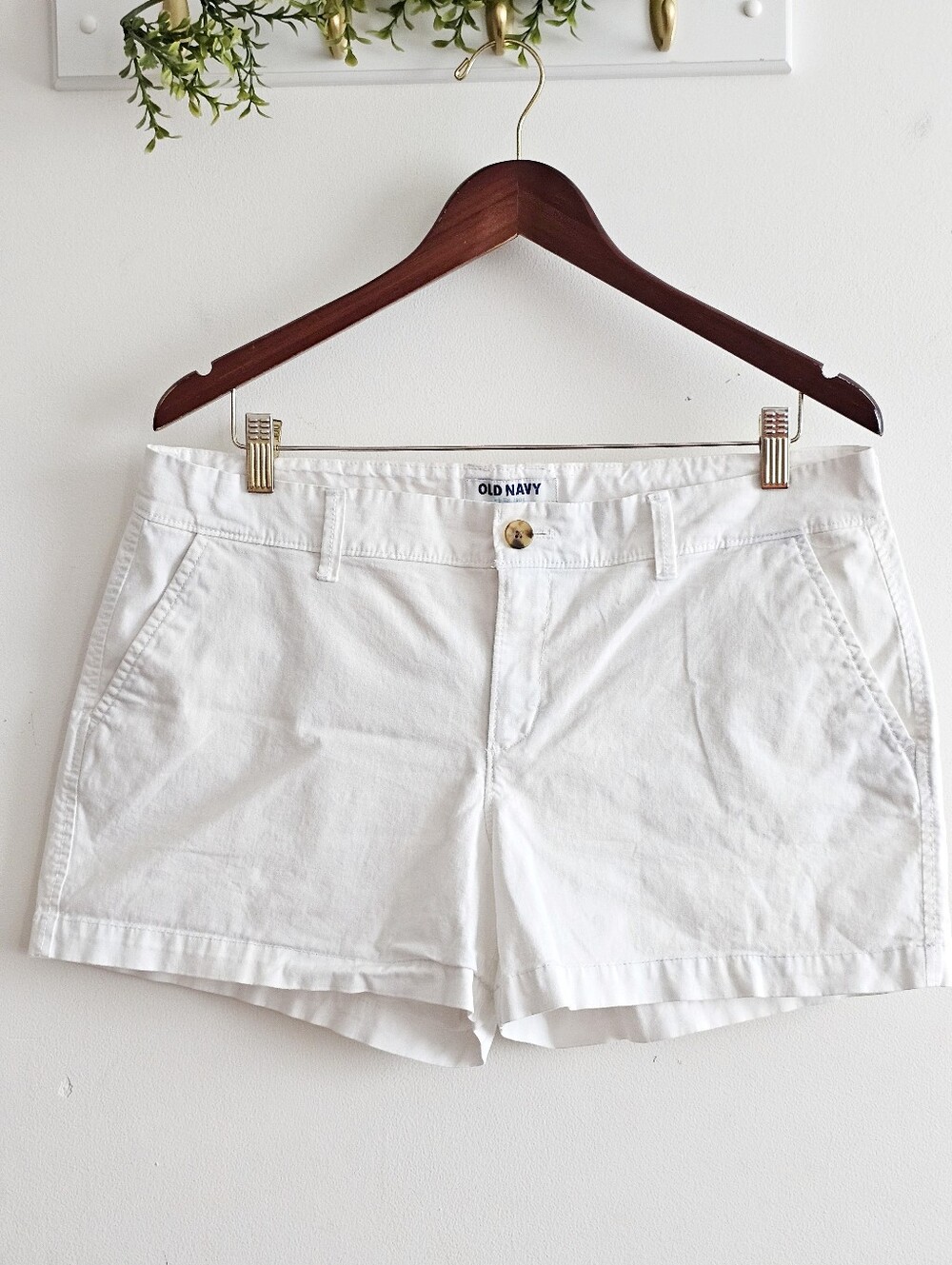 Old Navy Women’s Size 12 White Everyday Chino Shorts Stretch Cotton 3"